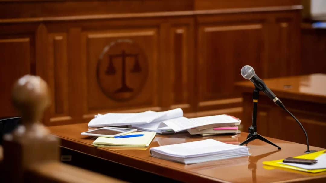 Jak wygląda rozprawa o znęcanie? Kluczowe etapy i prawa ofiary