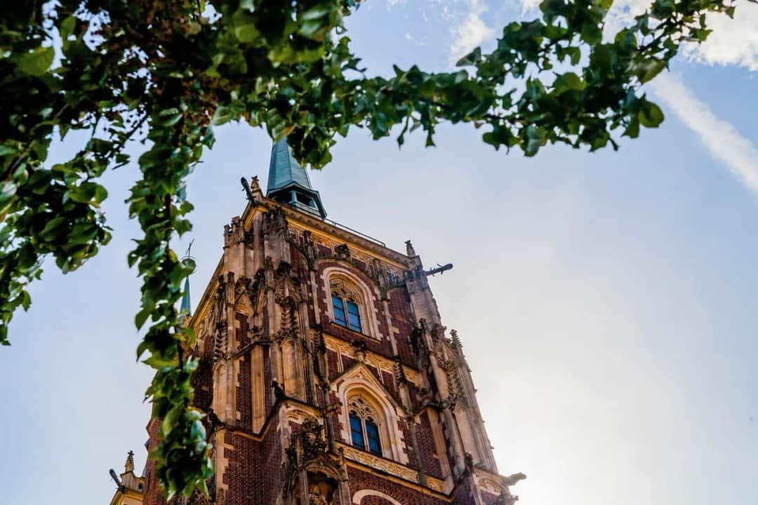 Czy parafia ma osobowość prawną? Odkryj jej prawa i obowiązki